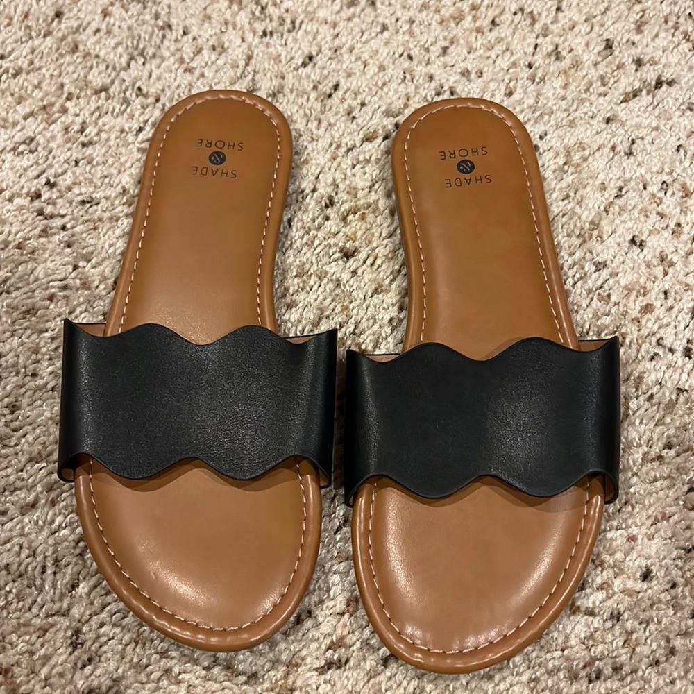 NWOT Black scallop sandals 🩴